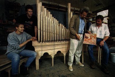 Links ziet u de orgelbouwers. v.l.n.r: Ingrid Noack, Johan Ouweneel, Winold van der Putten en Bert Meems. Foto Harry Tielman (Drentse Courant)